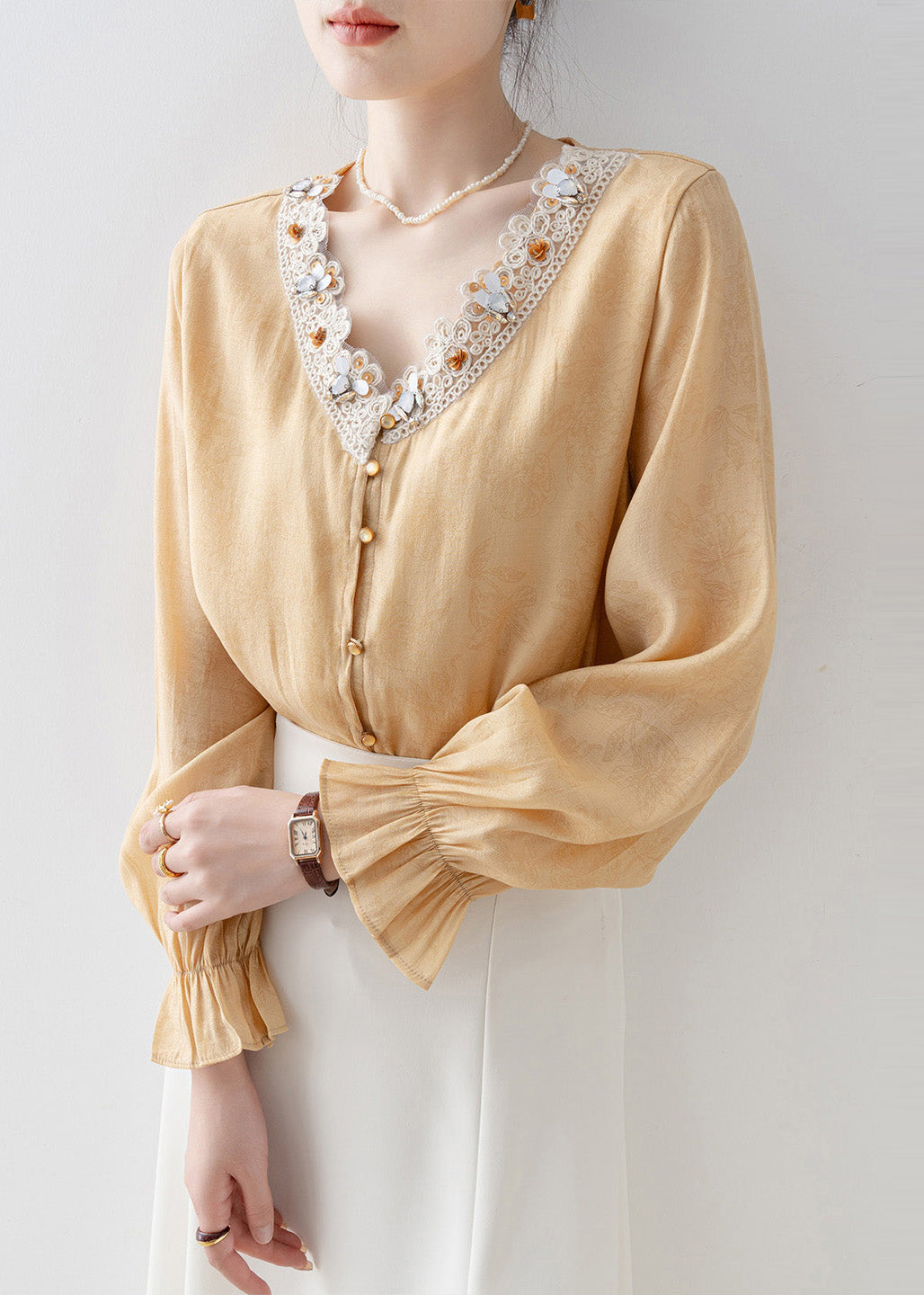 Well Tailored Blouse with a Graceful Silhouette
