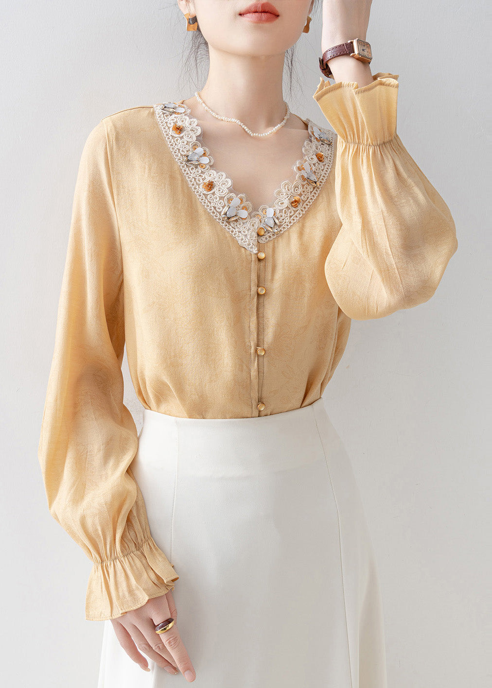 Well Tailored Blouse with a Graceful Silhouette