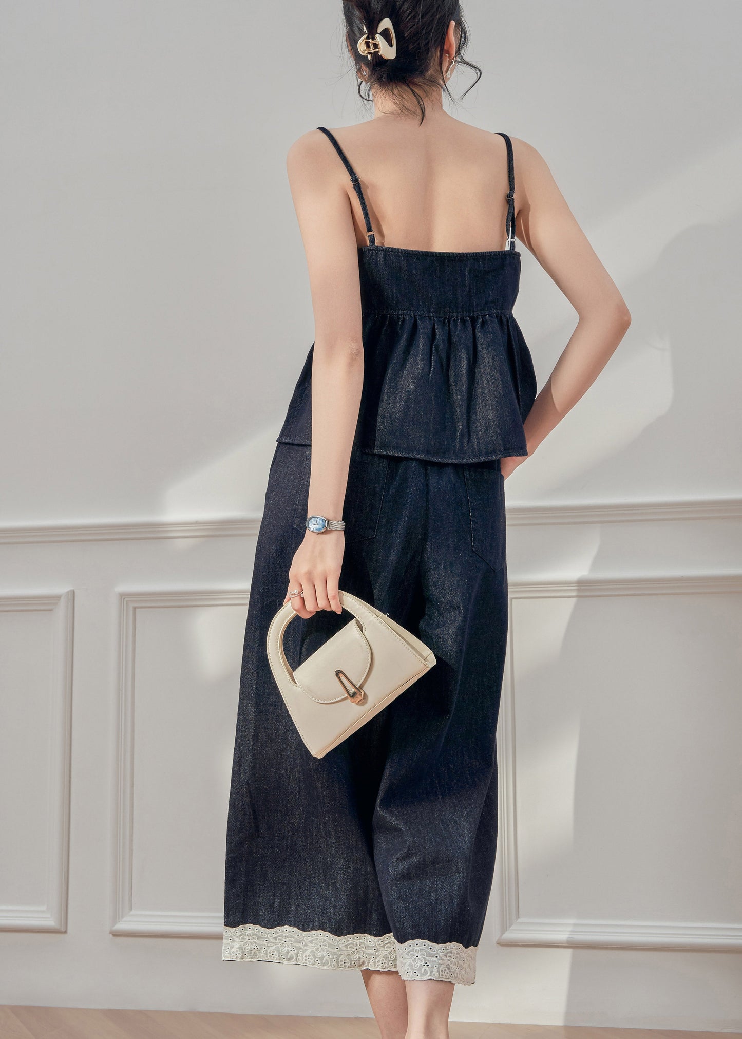 Effortlessly Elegant Pants with a Timeless Design