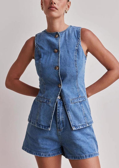 Effortlessly Elegant Garment with a Timeless Design
