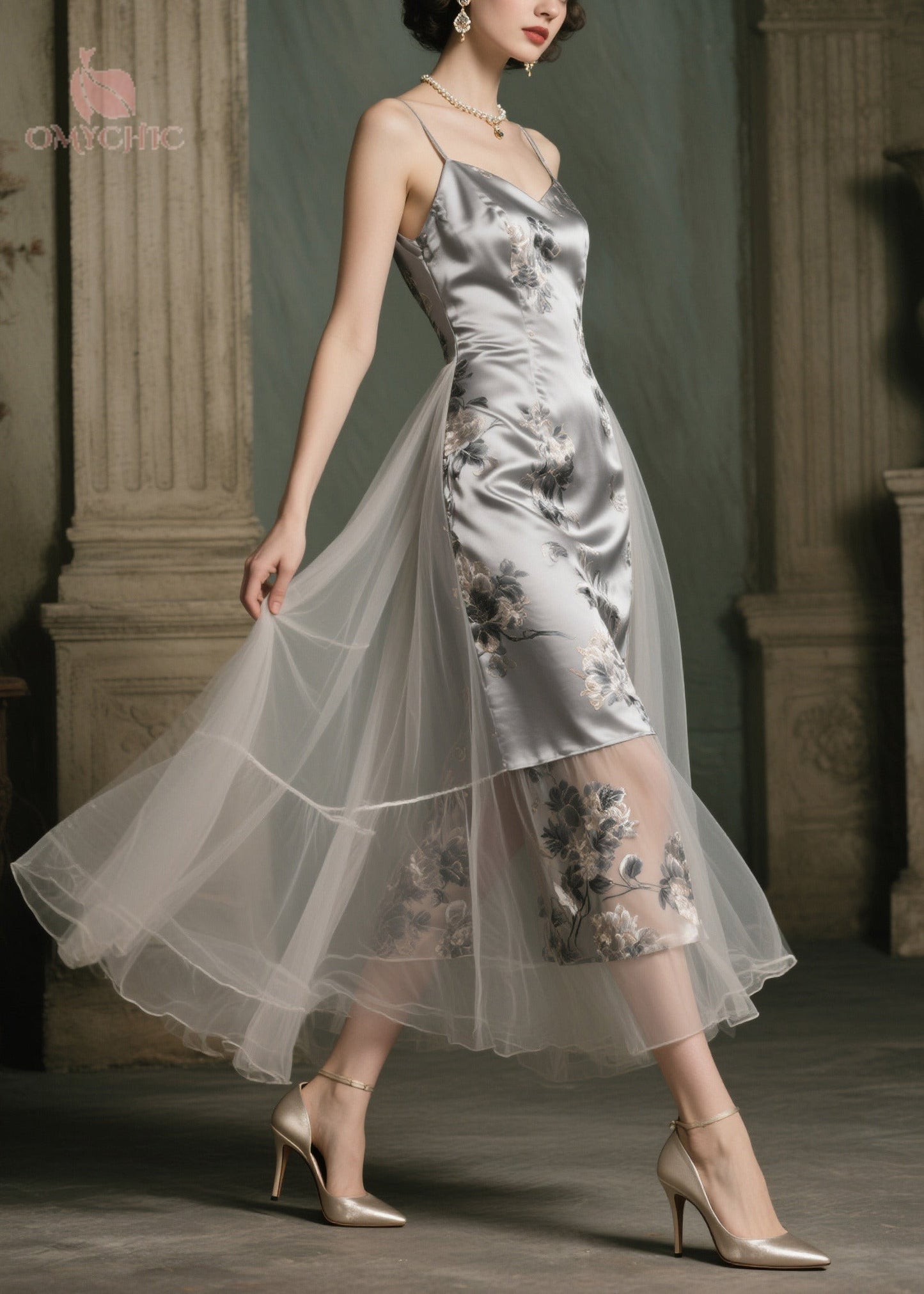 Beautifully Finished Dress in a Timeless Design