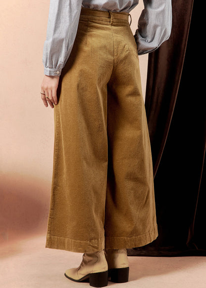 Well Tailored Pants with a Graceful Silhouette