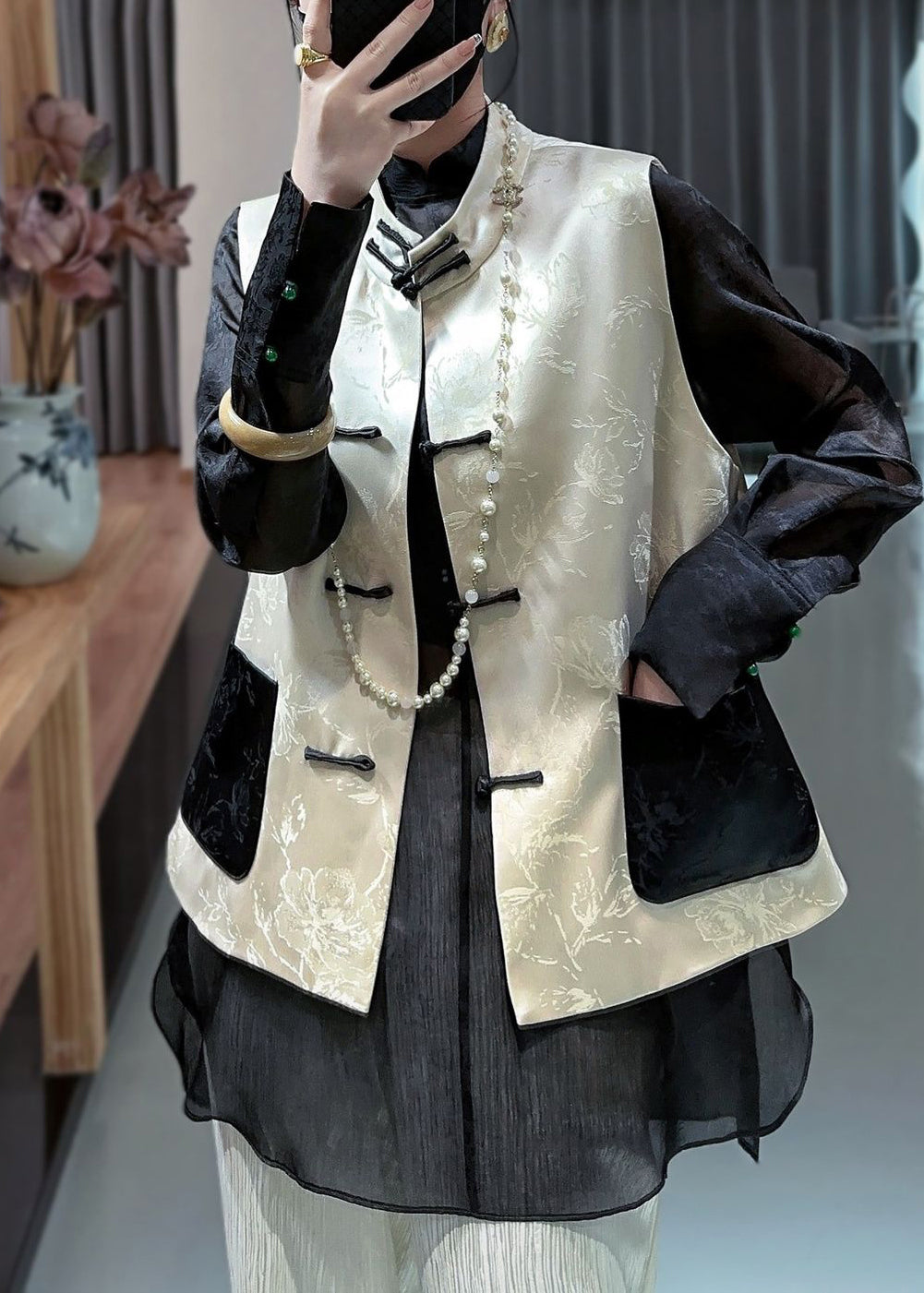Effortlessly Elegant Coat with a Timeless Design