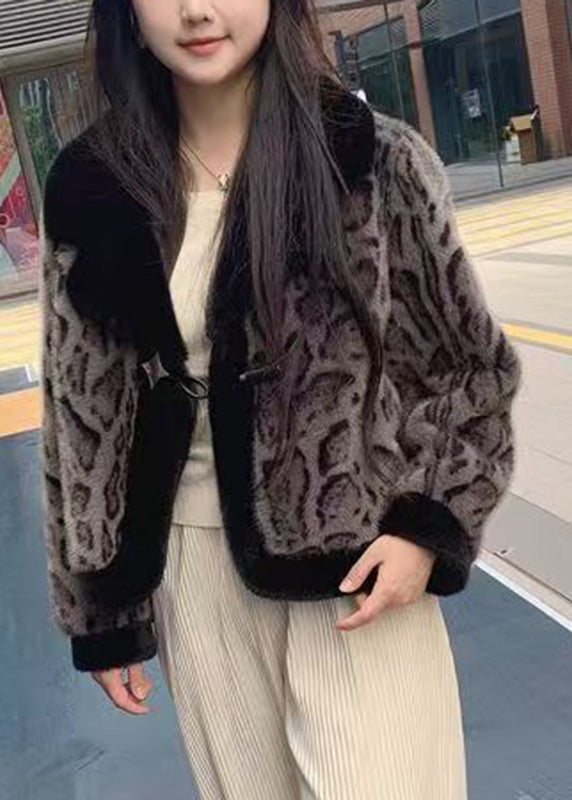 Well Tailored Coat with a Graceful Silhouette