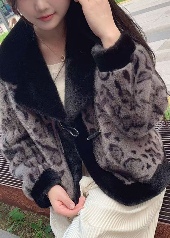 Well Tailored Coat with a Graceful Silhouette