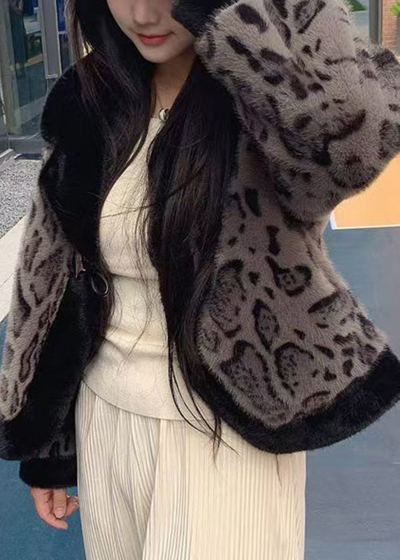 Well Tailored Coat with a Graceful Silhouette