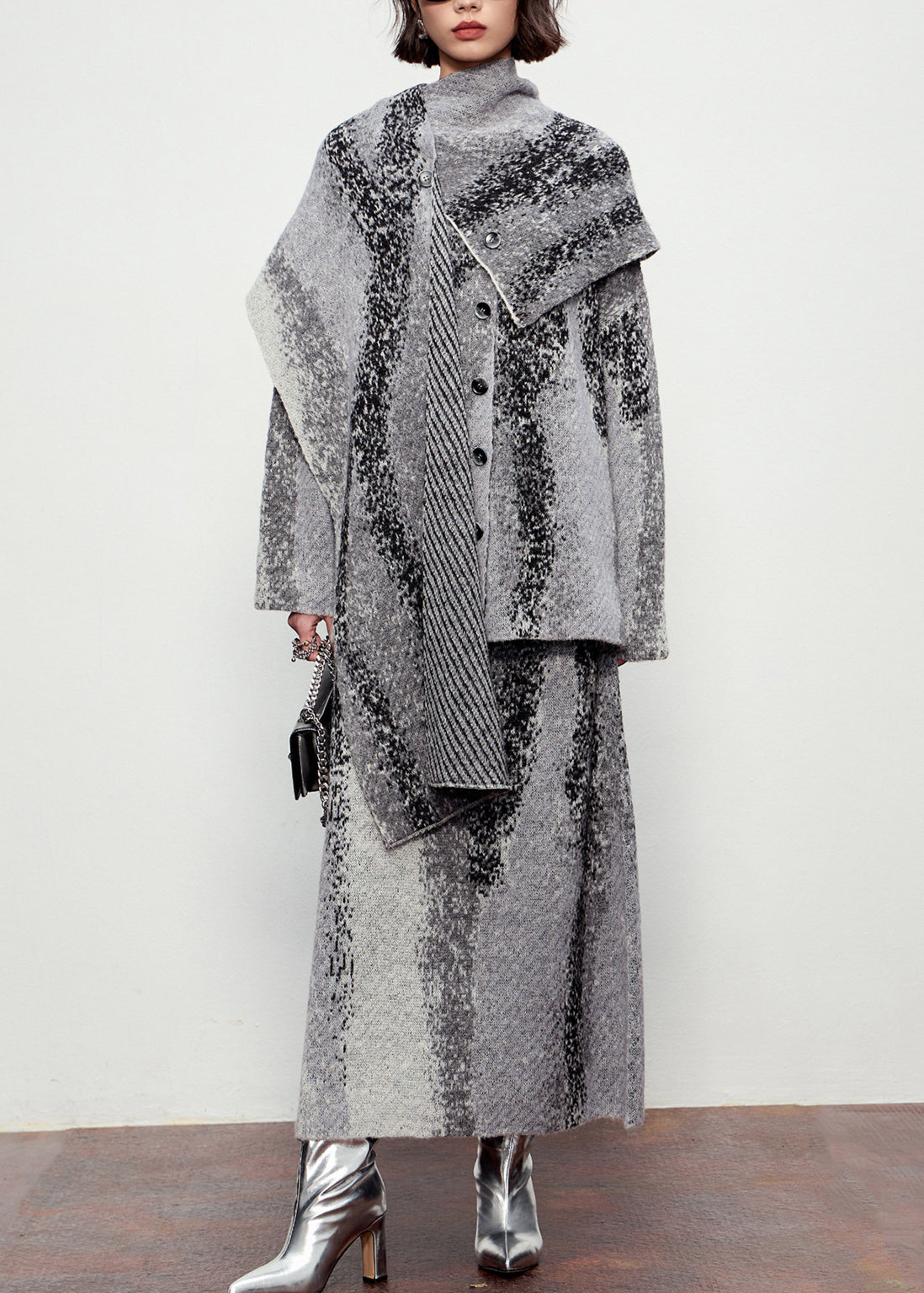 Well Tailored Cardigan with a Graceful Silhouette