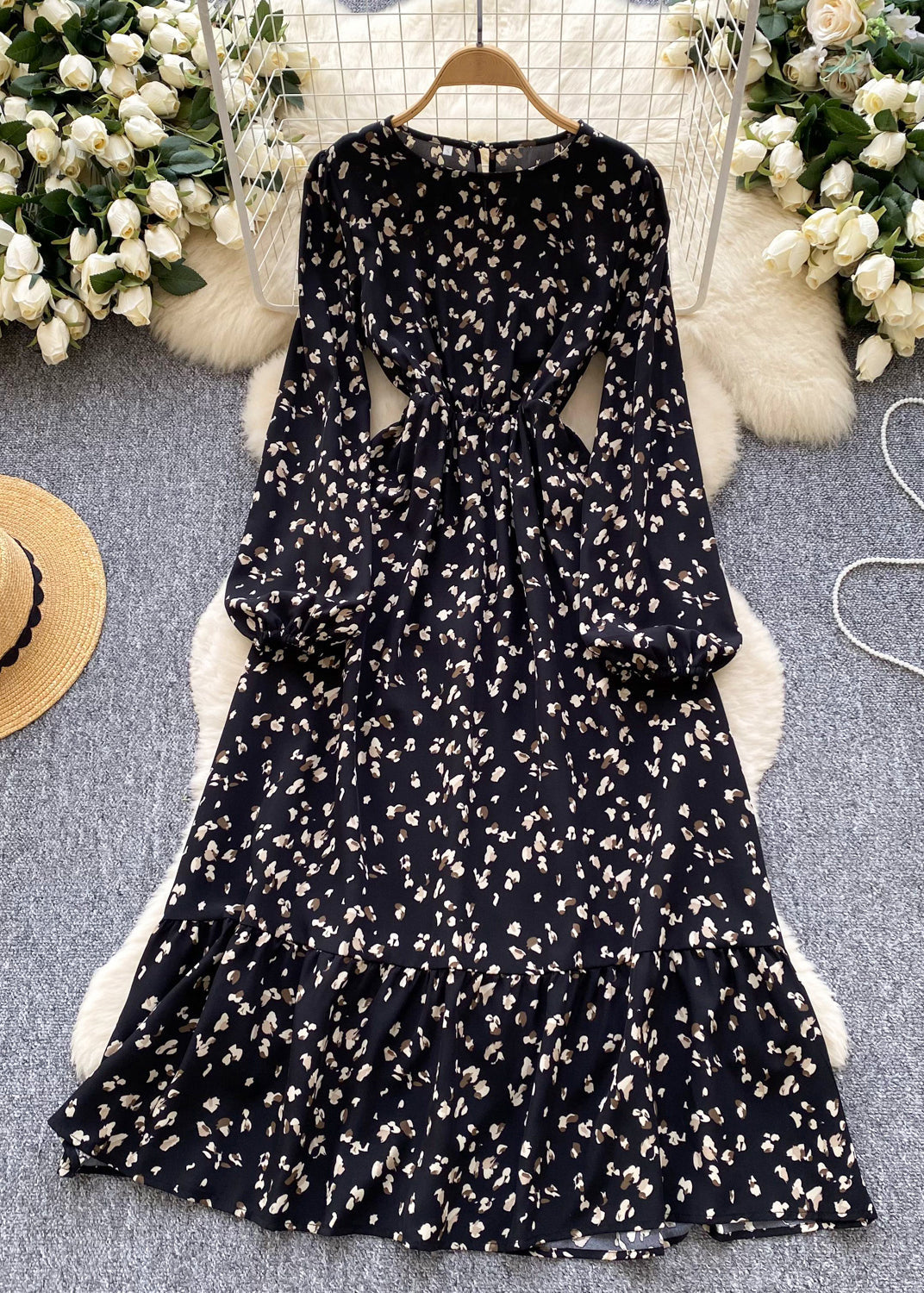 Effortlessly Elegant Dress with a Timeless Design