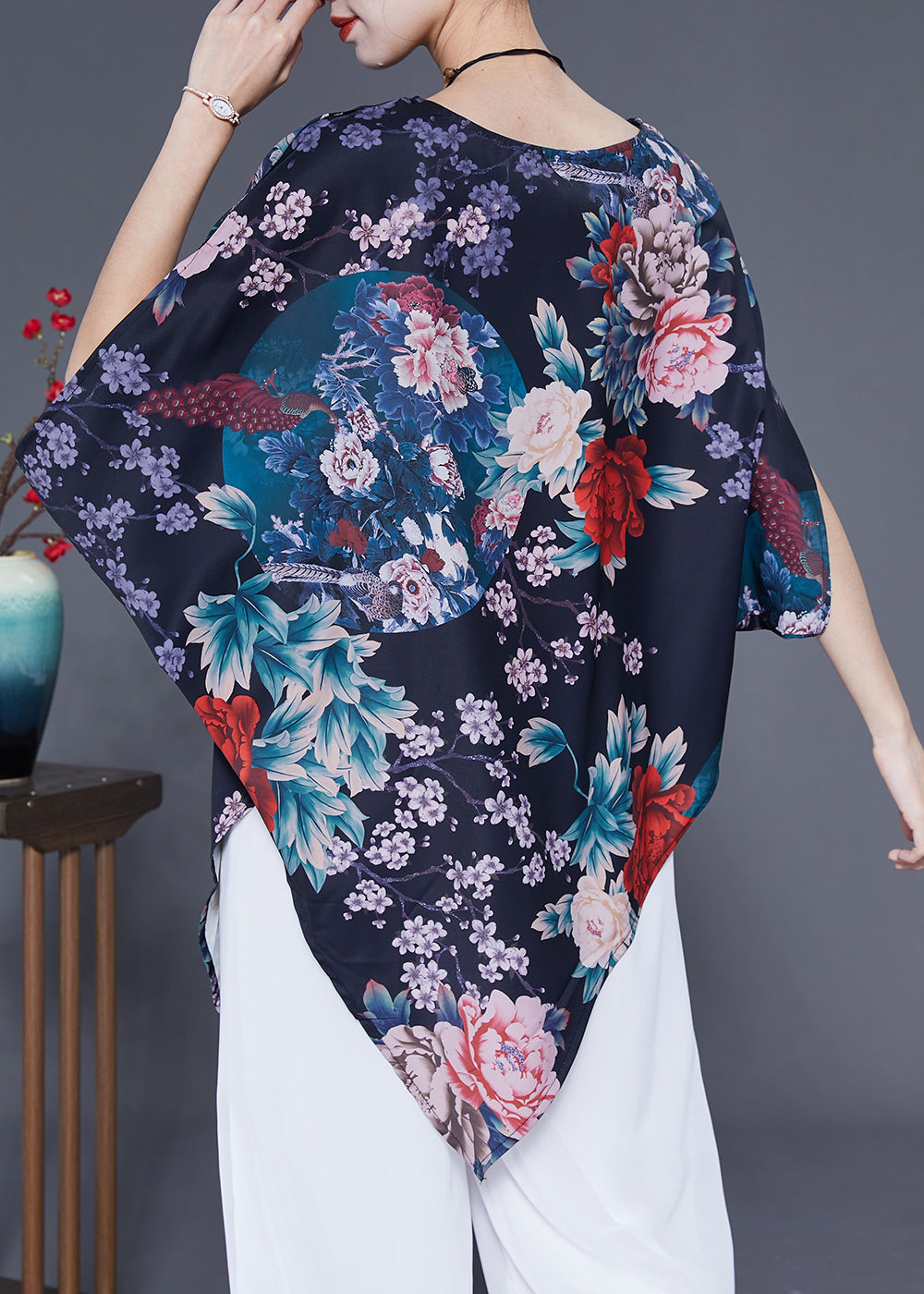 Well Tailored Blouse with a Graceful Silhouette
