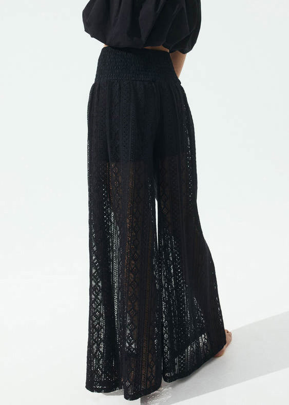 Effortlessly Elegant Pants with a Timeless Design