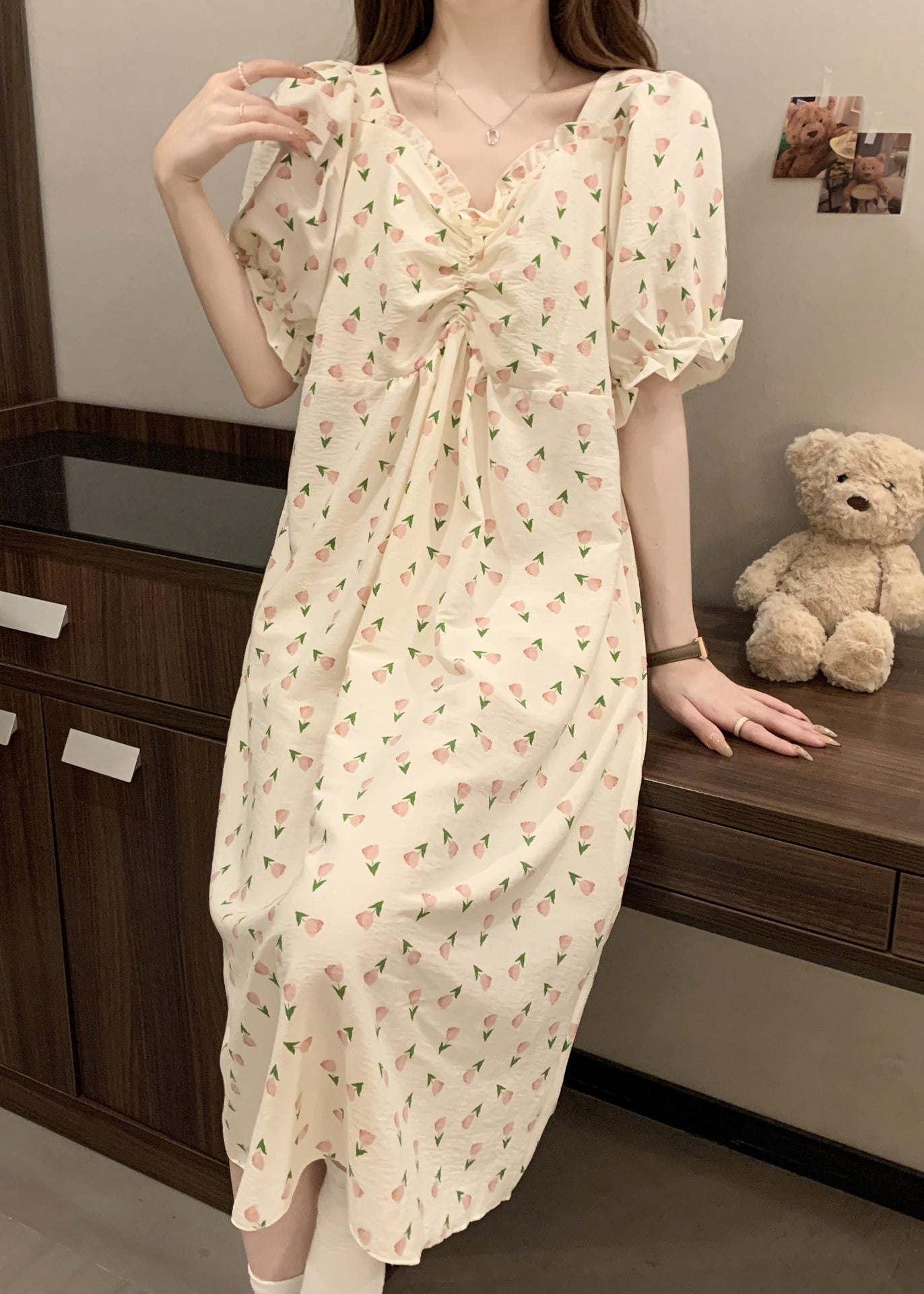 Effortlessly Elegant Dress with a Timeless Design