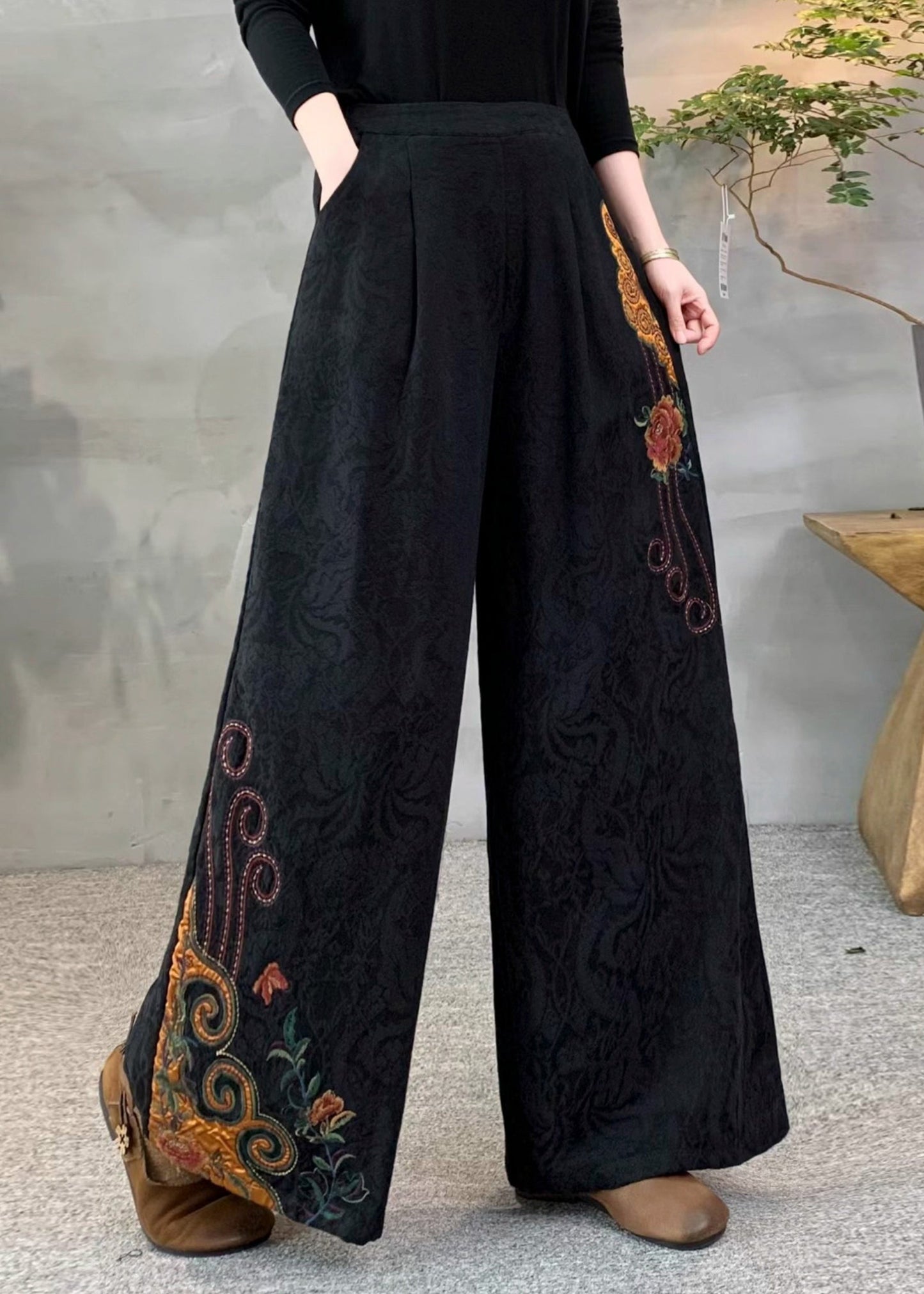 Effortlessly Elegant Pants with a Timeless Design