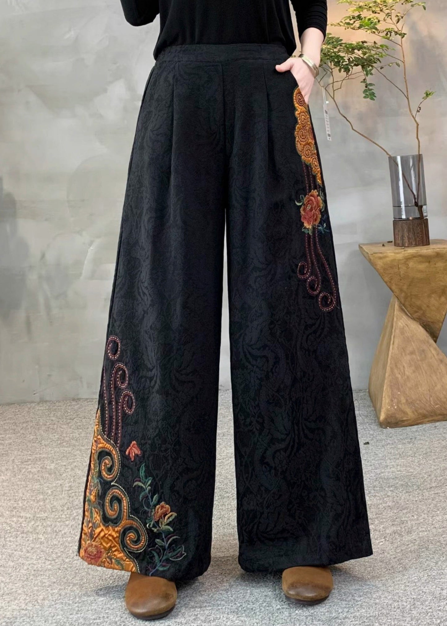Effortlessly Elegant Pants with a Timeless Design