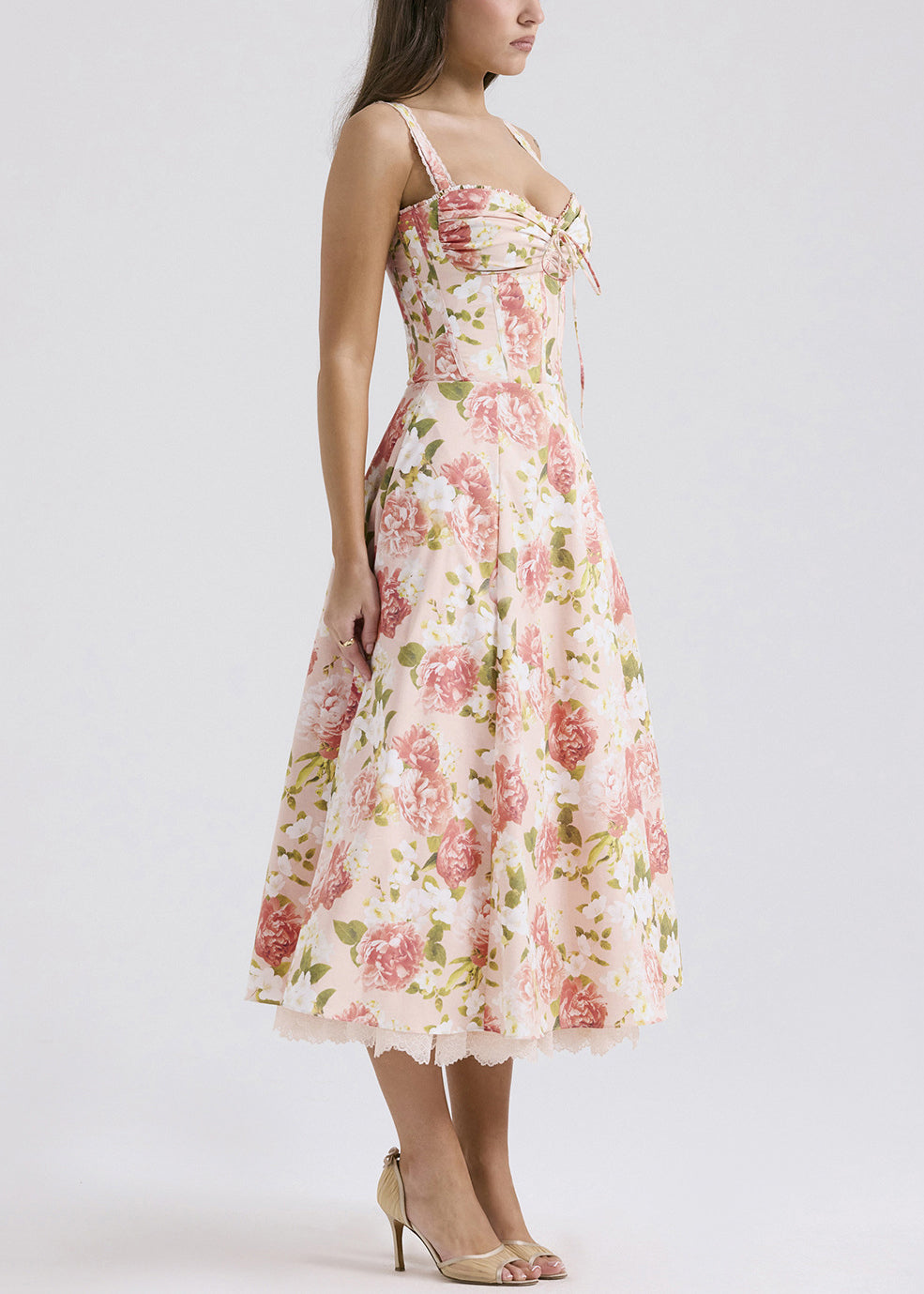 Well Tailored Dress with a Graceful Silhouette