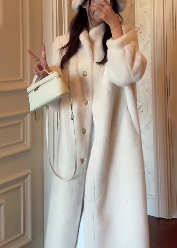 Beautifully Finished Coat in a Timeless Design