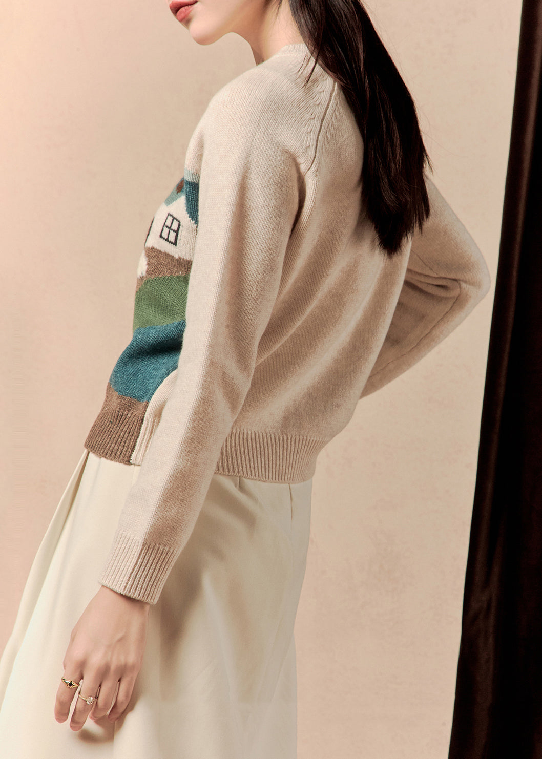 Well Tailored Sweater with a Graceful Silhouette