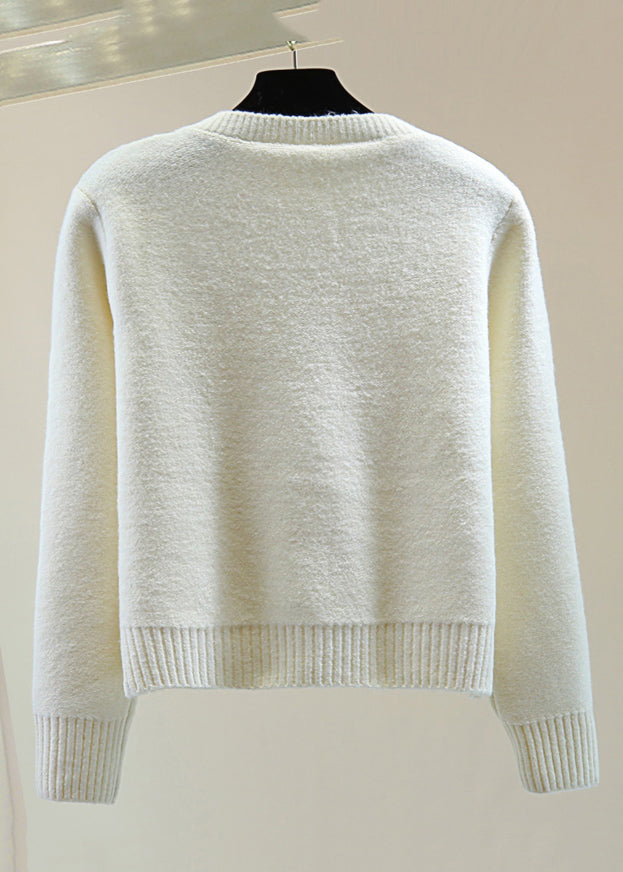 Effortlessly Elegant Sweater with a Timeless Design