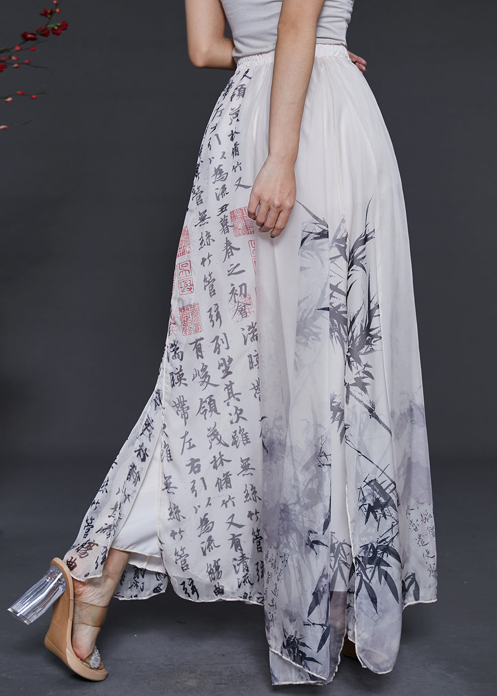 Effortlessly Elegant Pants with a Timeless Design