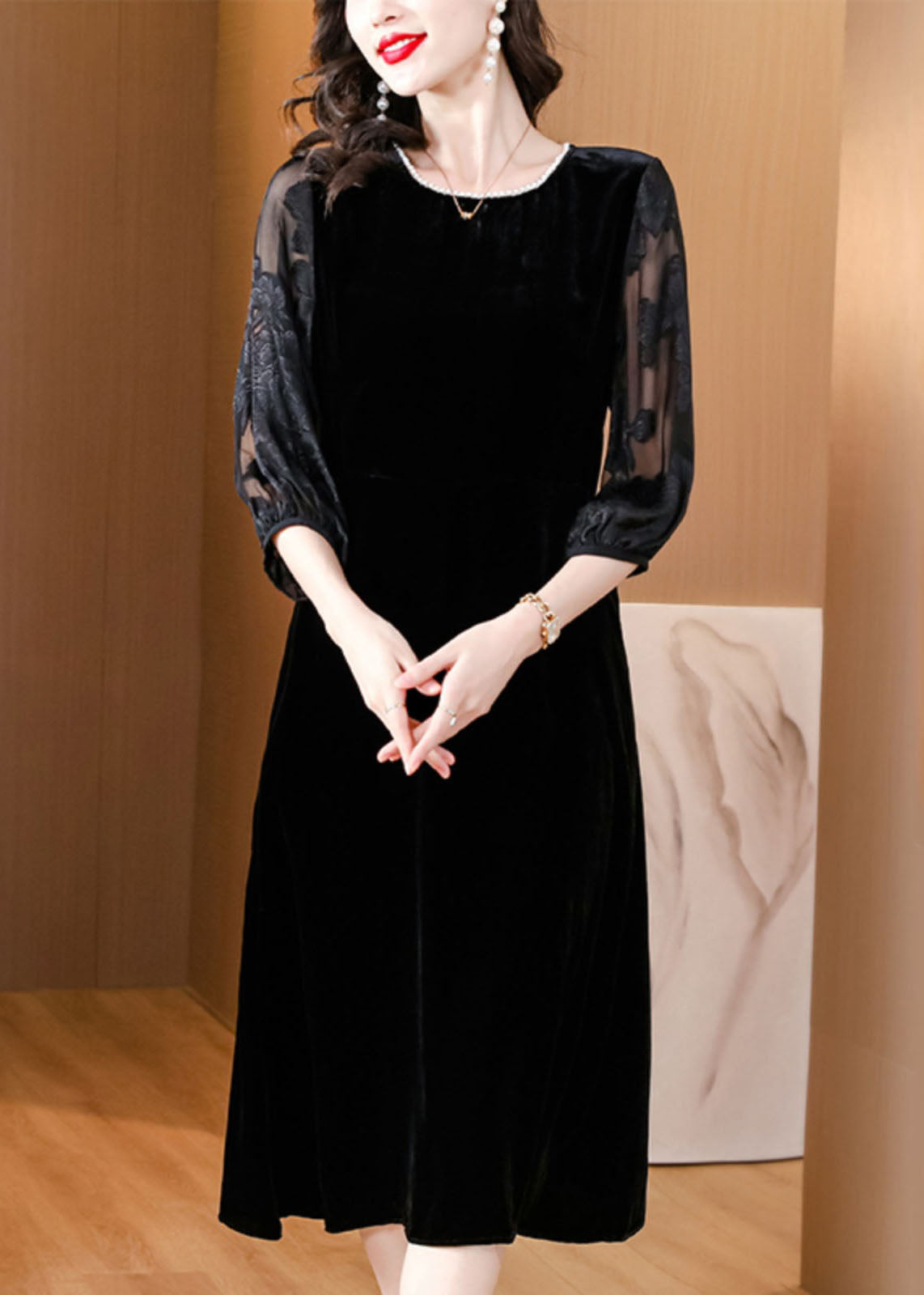 Effortlessly Elegant Dress with a Timeless Design