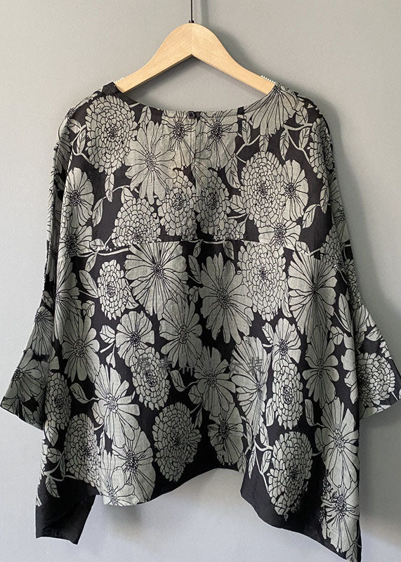 Classic Vintage Blouse with a Flattering Fit