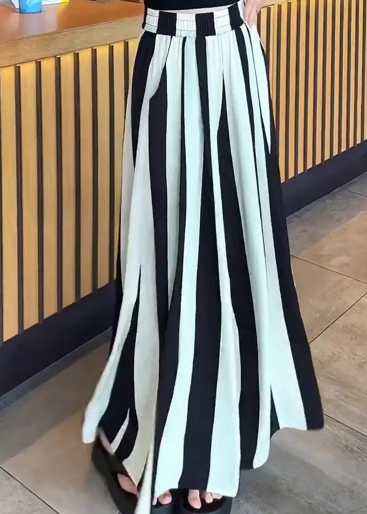 Effortlessly Elegant Pants with a Timeless Design