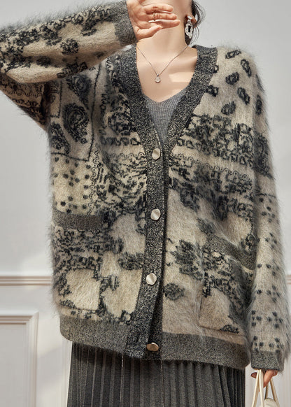 Well Tailored Cardigan with a Graceful Silhouette