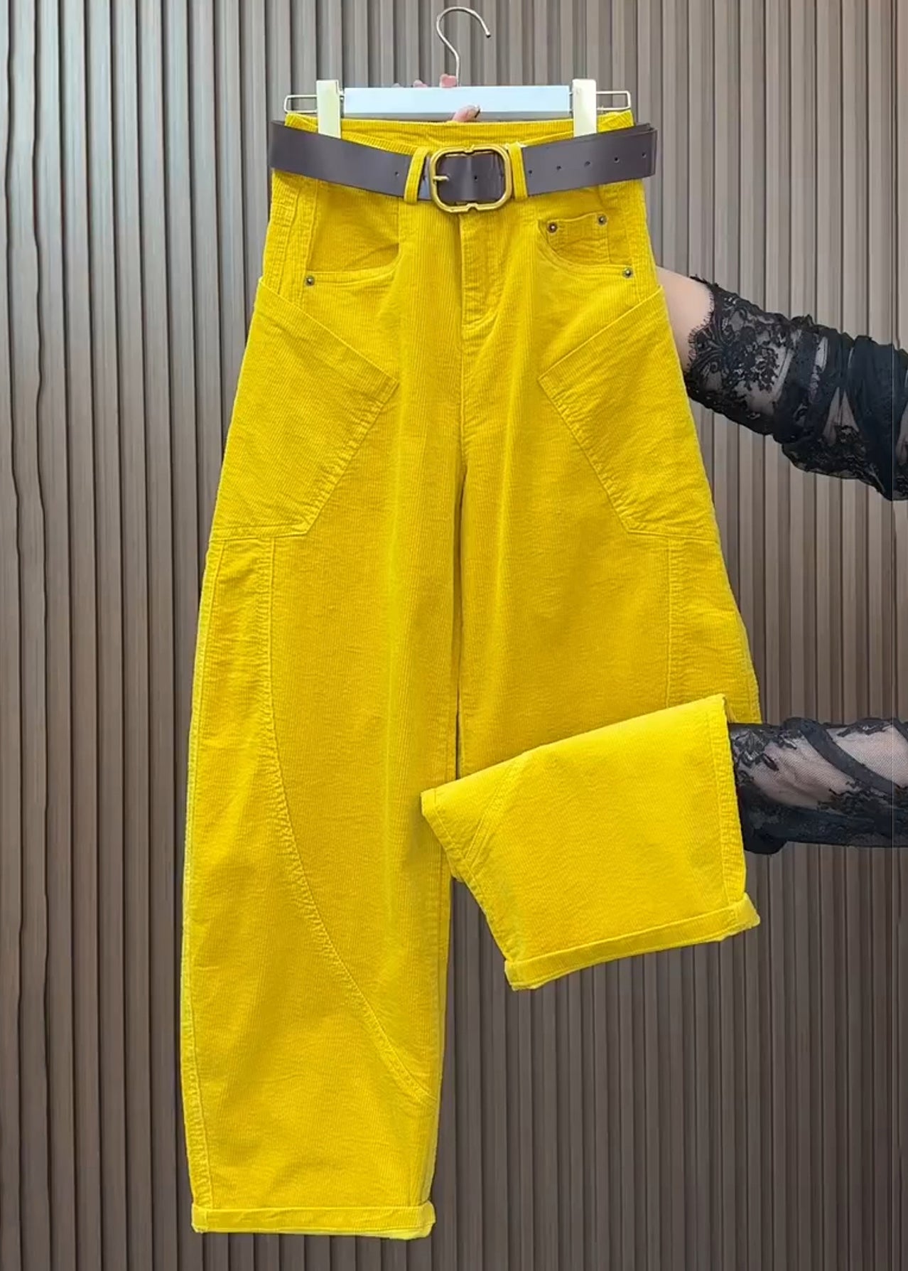 Effortlessly Elegant Pants with a Timeless Design