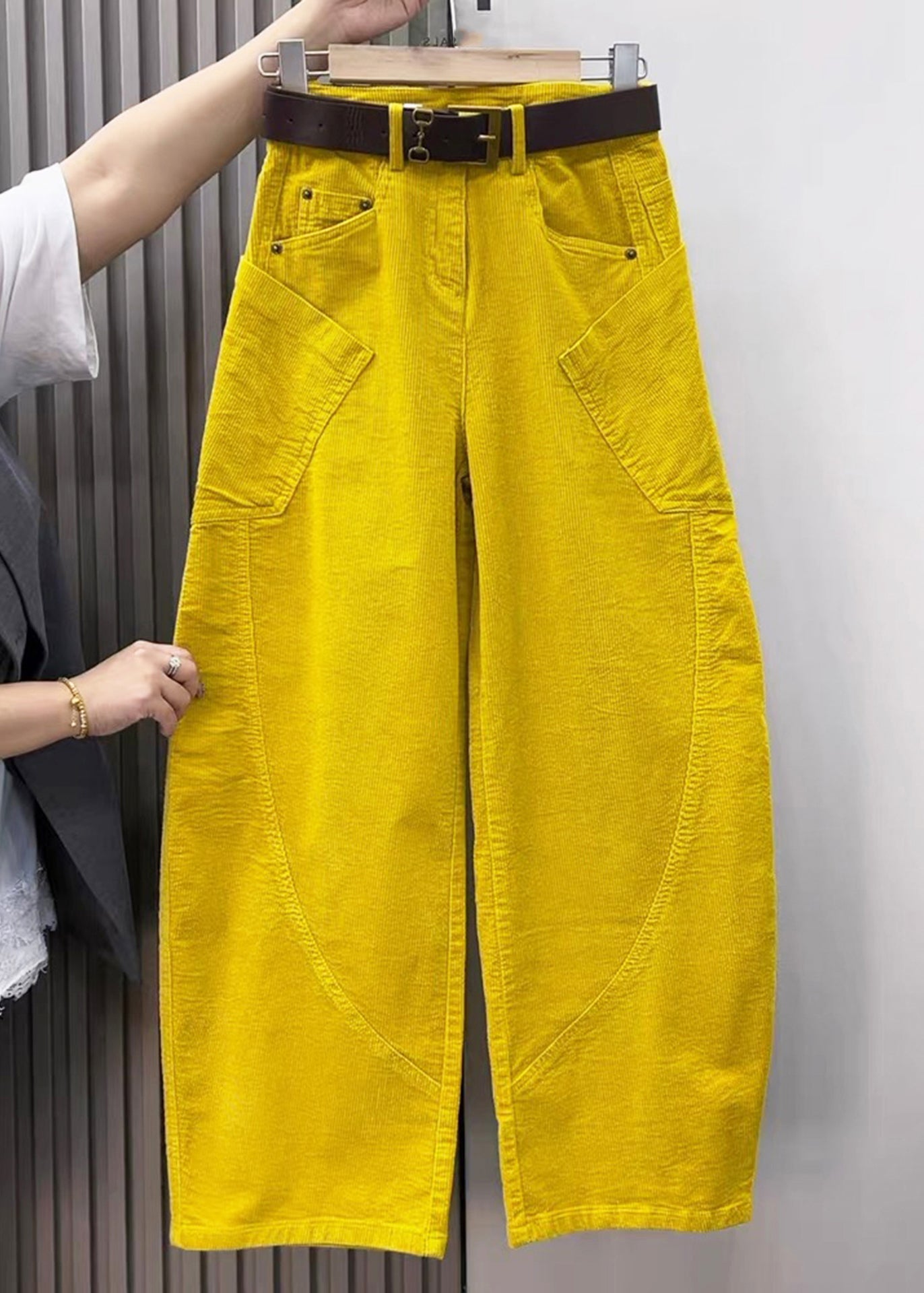 Effortlessly Elegant Pants with a Timeless Design