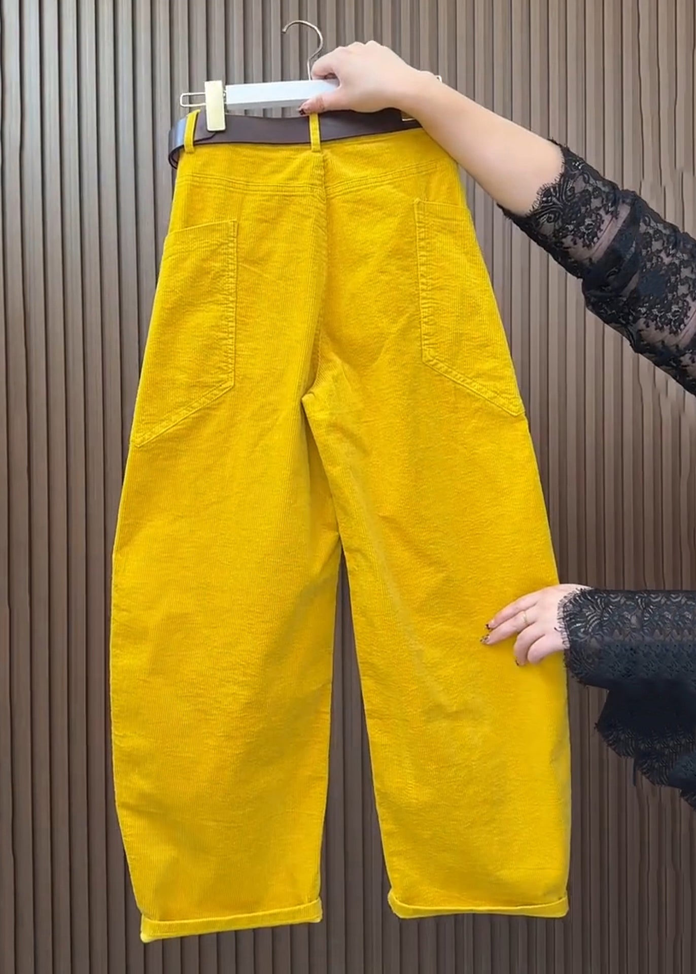 Effortlessly Elegant Pants with a Timeless Design