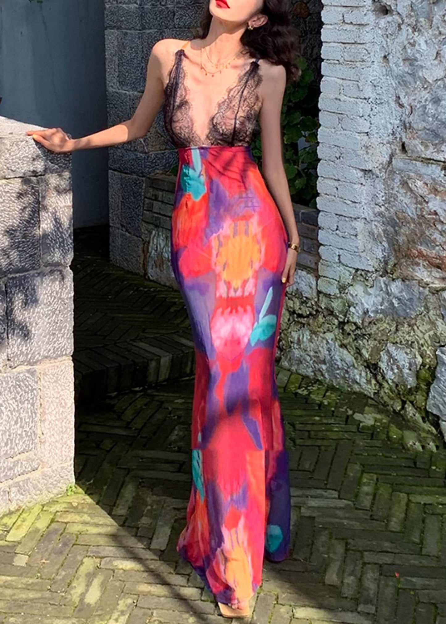 Beautifully Finished Dress in a Timeless Design
