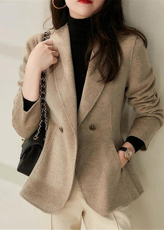 Well Tailored Coat with a Graceful Silhouette