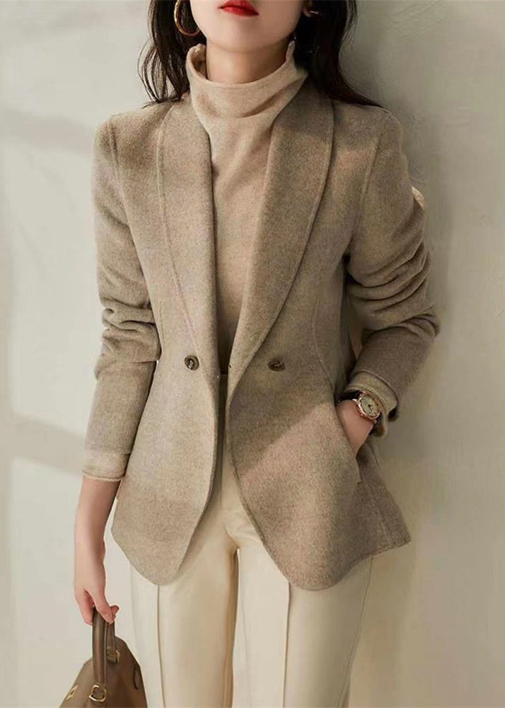 Well Tailored Coat with a Graceful Silhouette