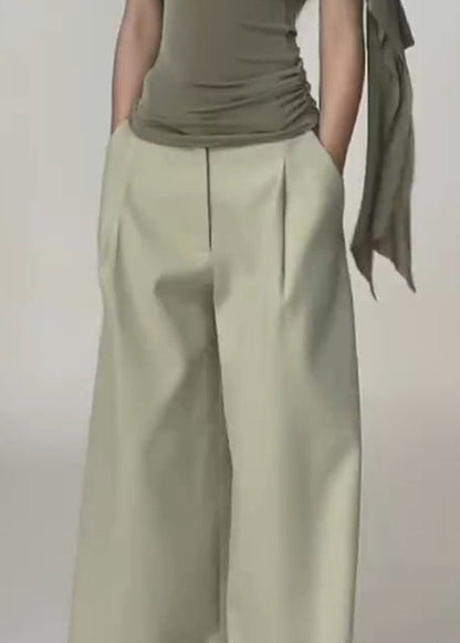 Effortlessly Elegant Pants with a Timeless Design