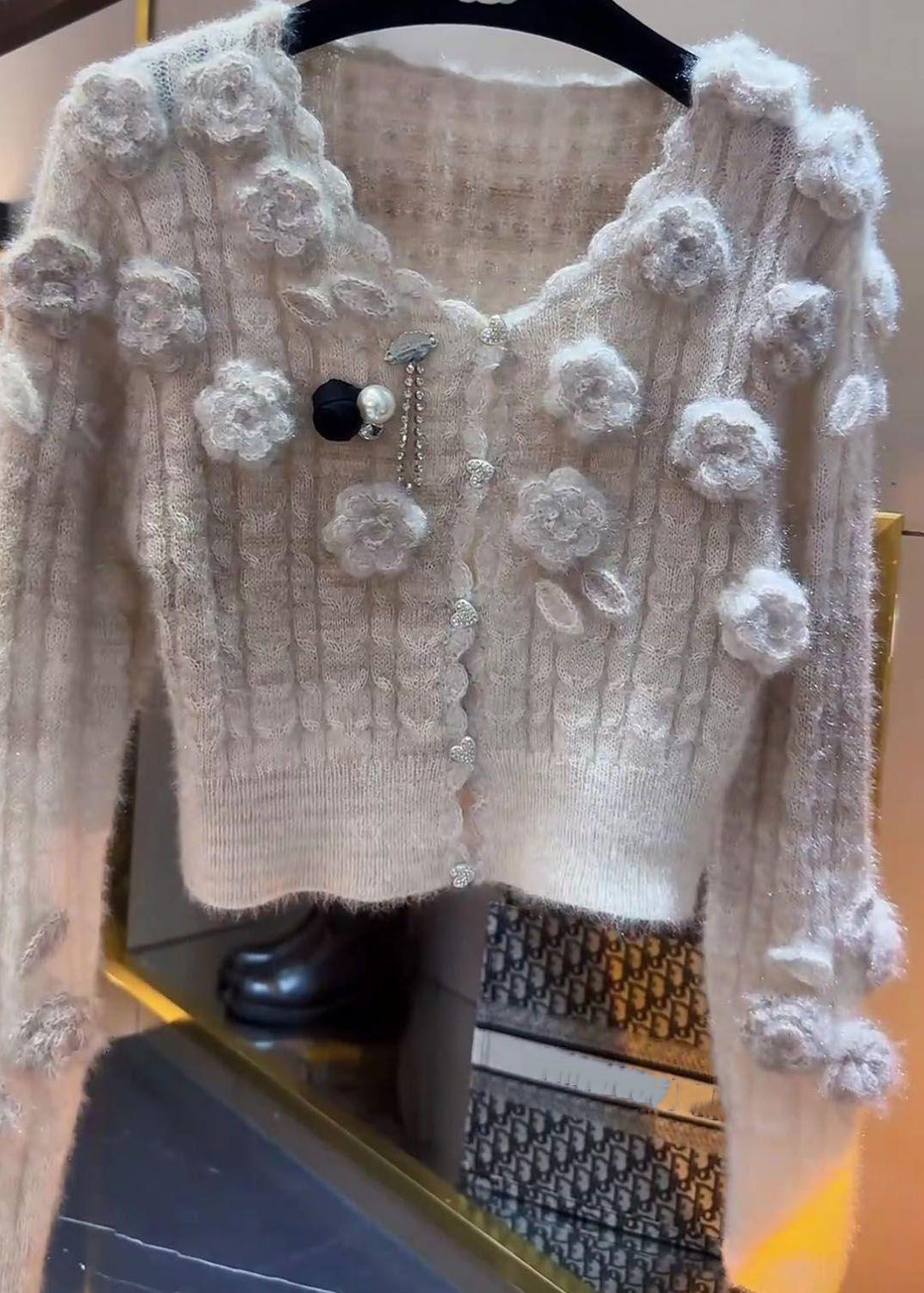 Effortlessly Elegant Sweater with a Timeless Design