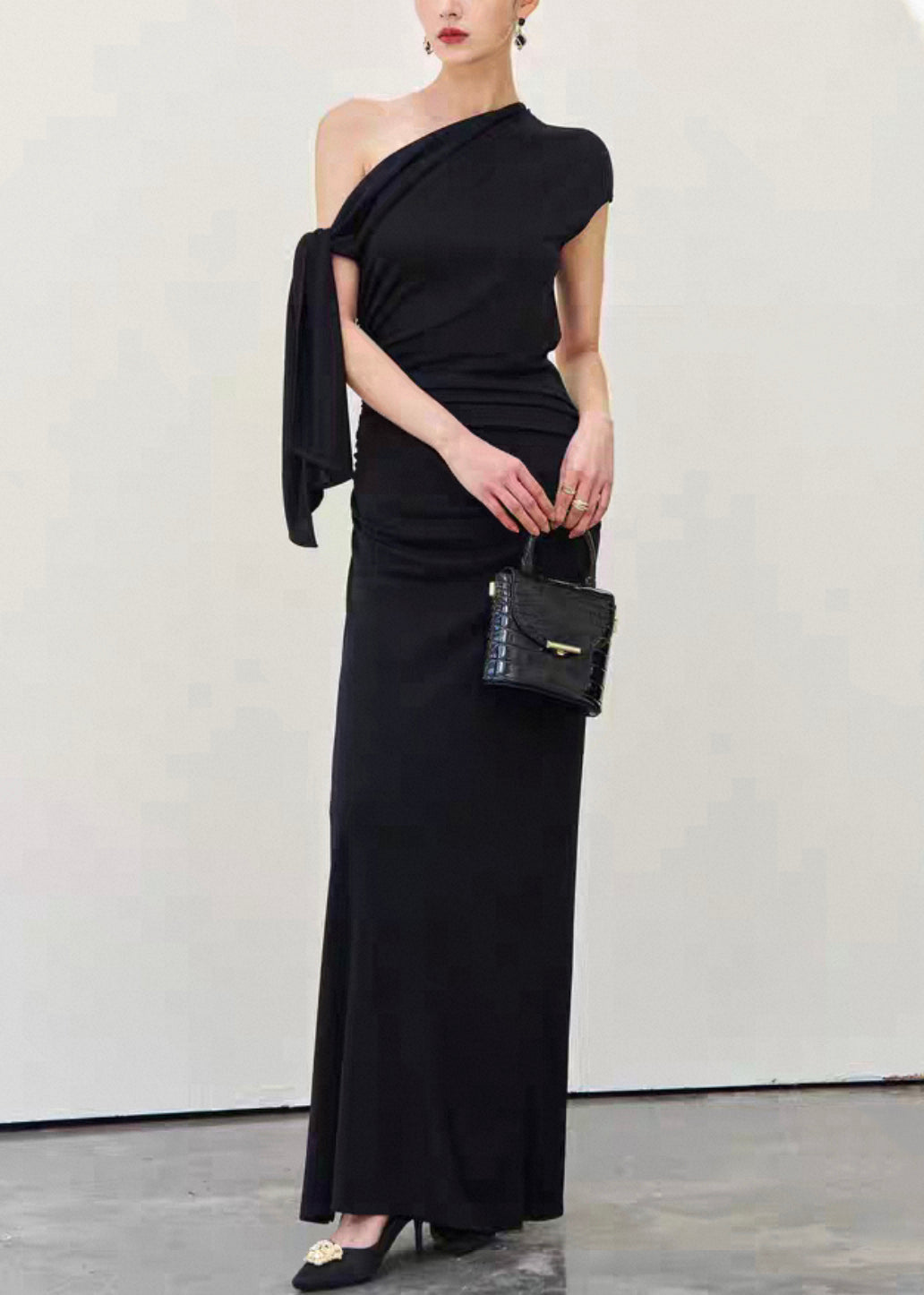 Well Tailored Dress with a Graceful Silhouette