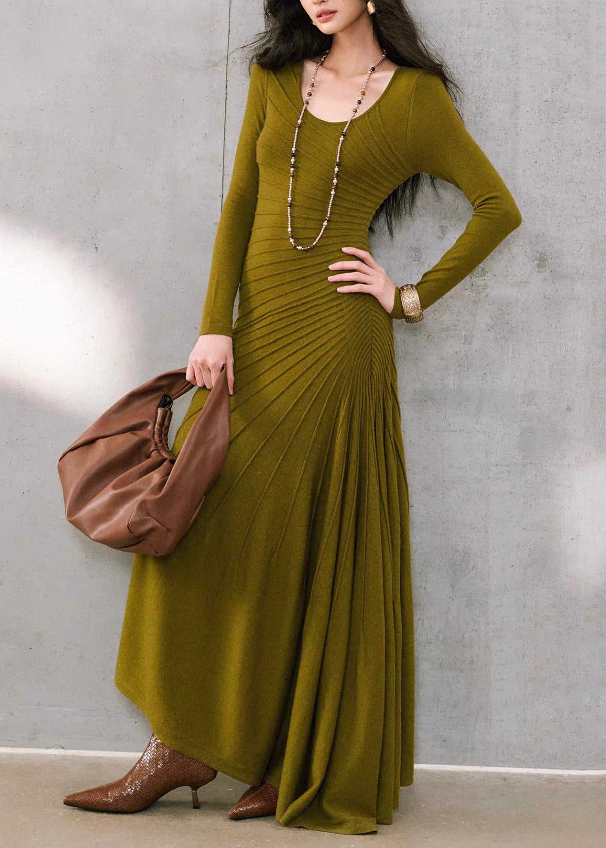 Well Tailored Dress with a Graceful Silhouette