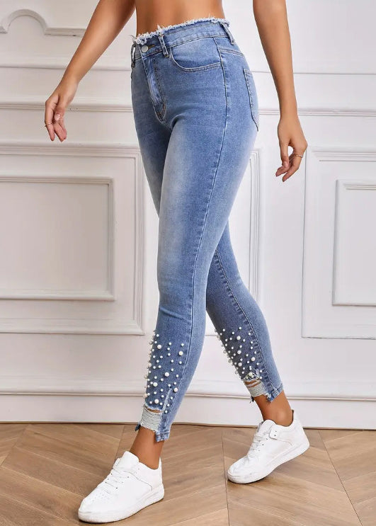Effortlessly Elegant Pants with a Timeless Design