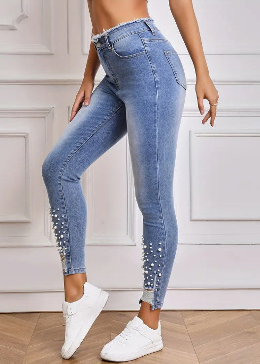 Effortlessly Elegant Pants with a Timeless Design
