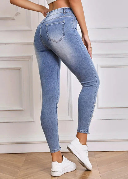 Effortlessly Elegant Pants with a Timeless Design