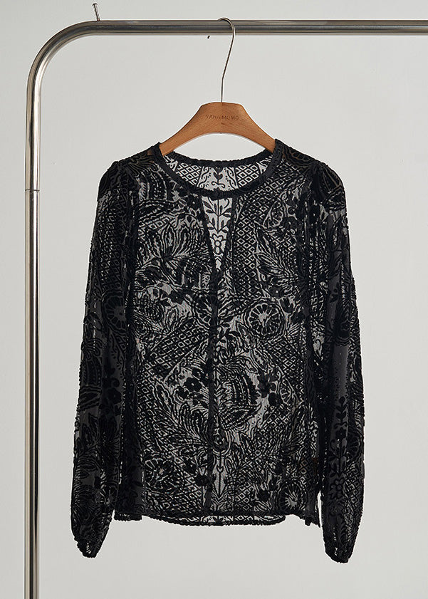 Well Tailored Blouse with a Graceful Silhouette
