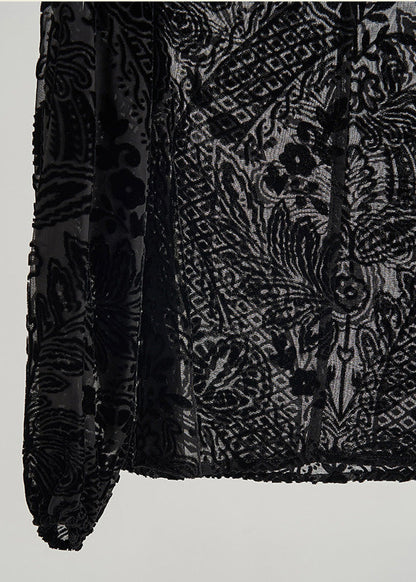 Well Tailored Blouse with a Graceful Silhouette