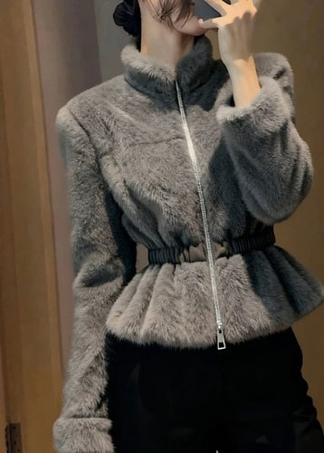 Well Tailored Coat with a Graceful Silhouette