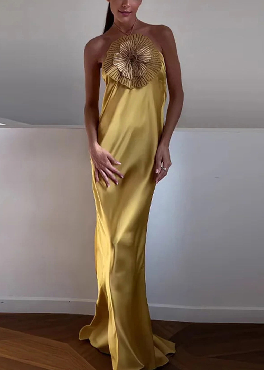 Well Tailored Dress with a Graceful Silhouette