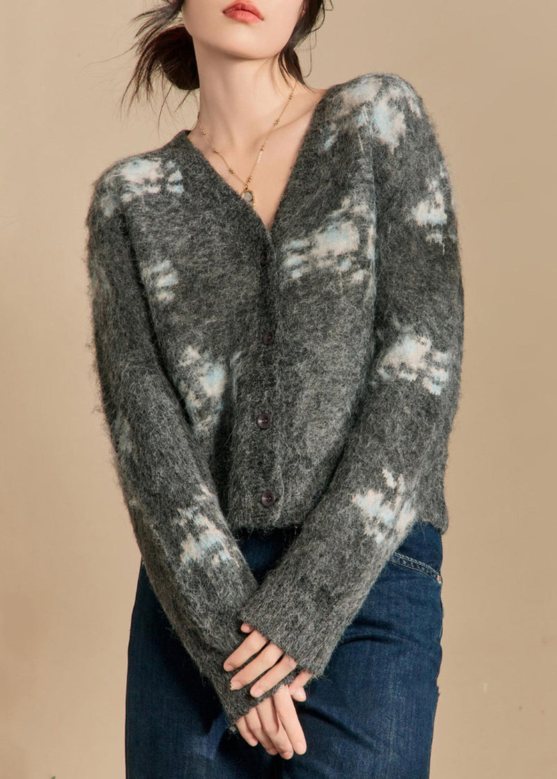 Well Tailored Sweater with a Graceful Silhouette