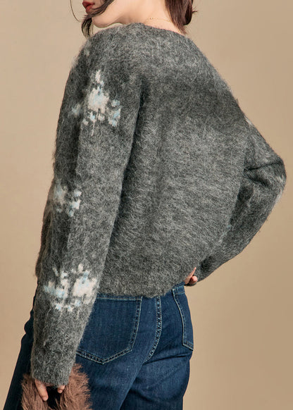 Well Tailored Sweater with a Graceful Silhouette