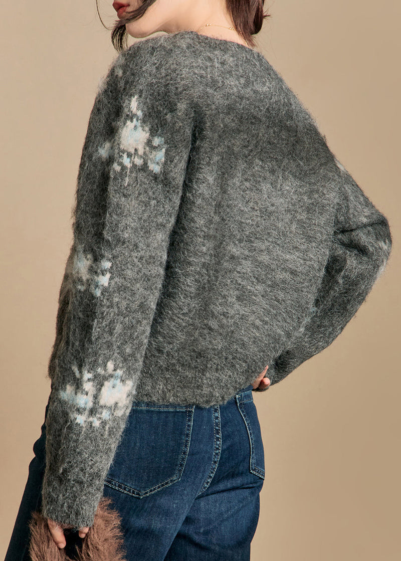 Well Tailored Sweater with a Graceful Silhouette