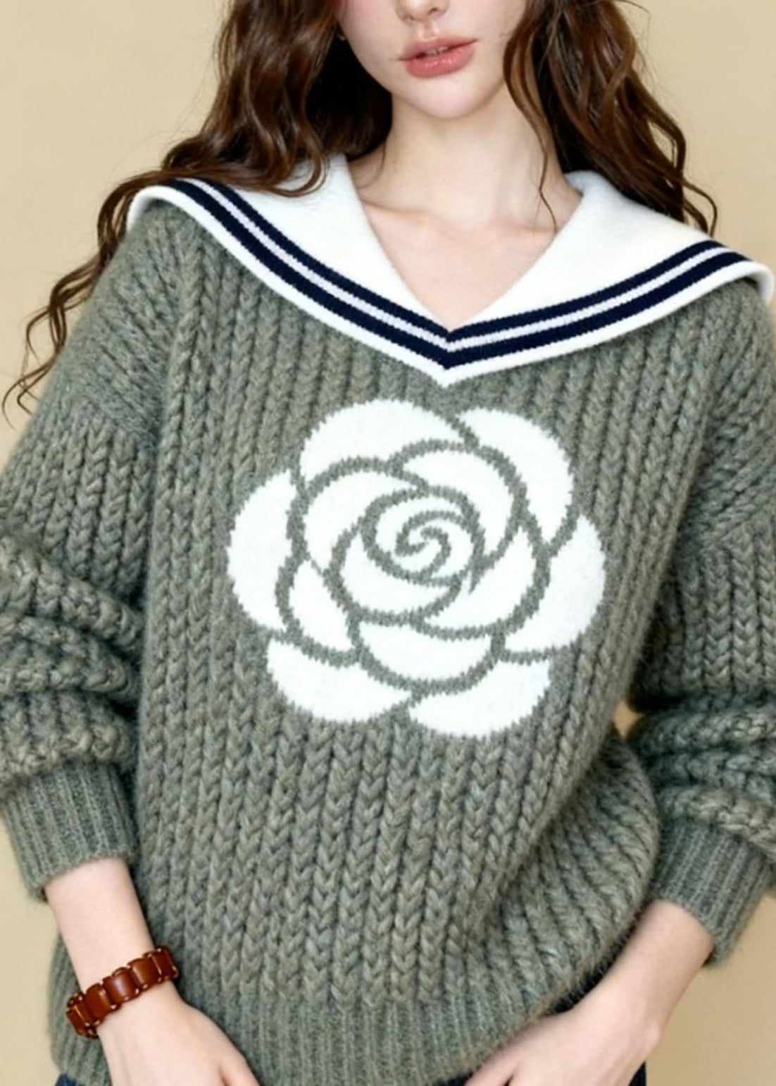 Well Tailored Sweater with a Graceful Silhouette