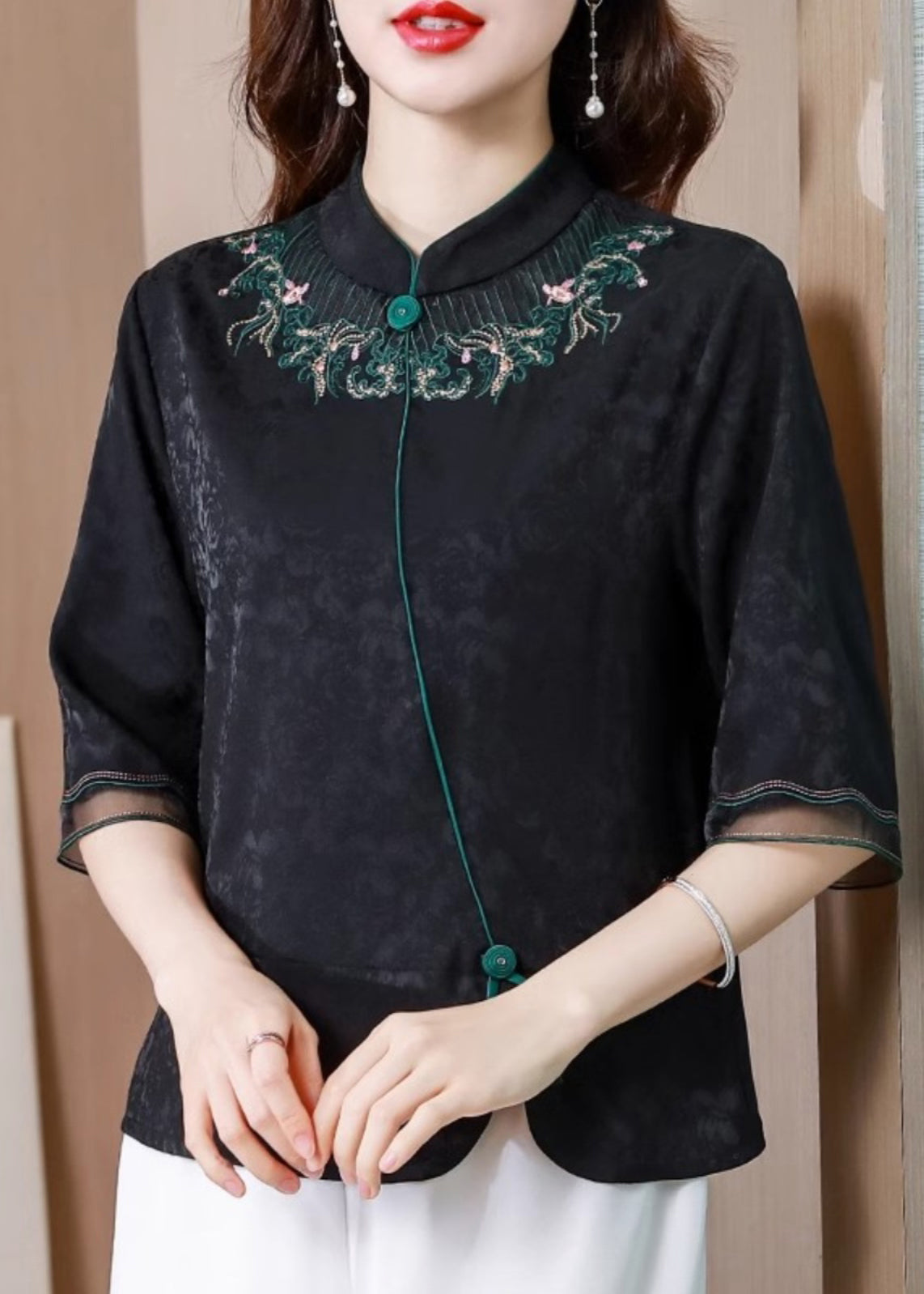 Effortlessly Elegant Blouse with a Timeless Design