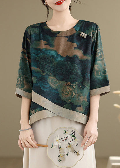 Classic Vintage Blouse with a Flattering Fit