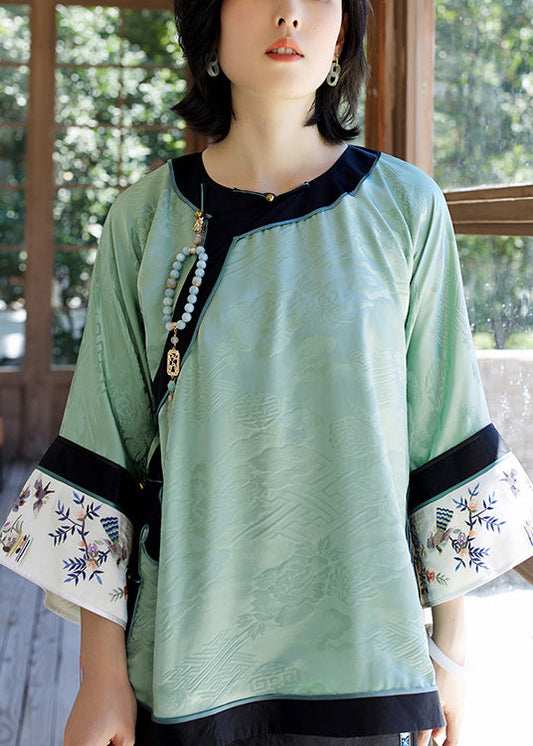 Effortlessly Elegant Top with a Timeless Design